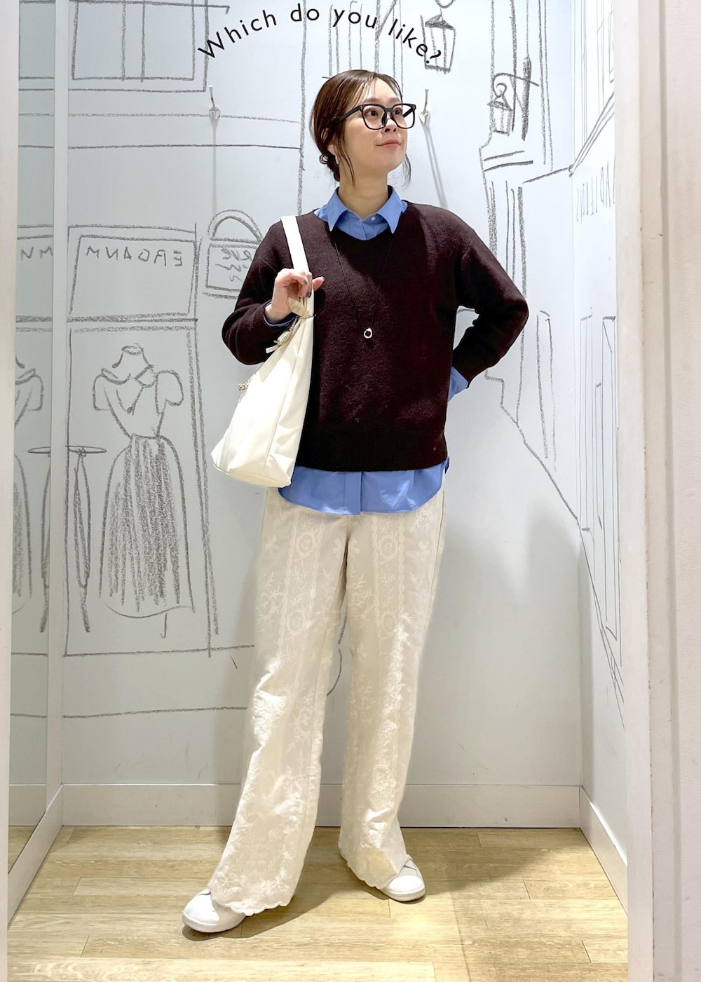 ブラウン系のニット/セーター、ブルー系のシャツ/ブラウス、ホワイト系のその他パンツを着用したレディースの冬コーディネートの2枚目の写真