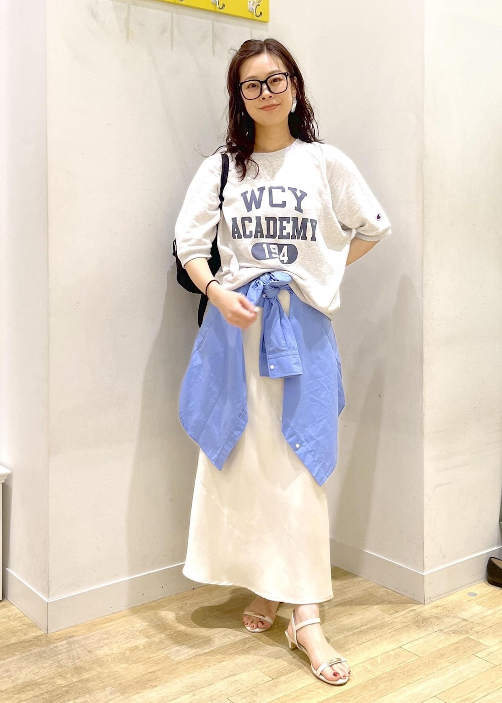 ホワイト系のスカート、ブルー系のシャツ/ブラウス、グレー系のTシャツ/カットソーを着用したレディースの夏コーディネートの5枚目の写真