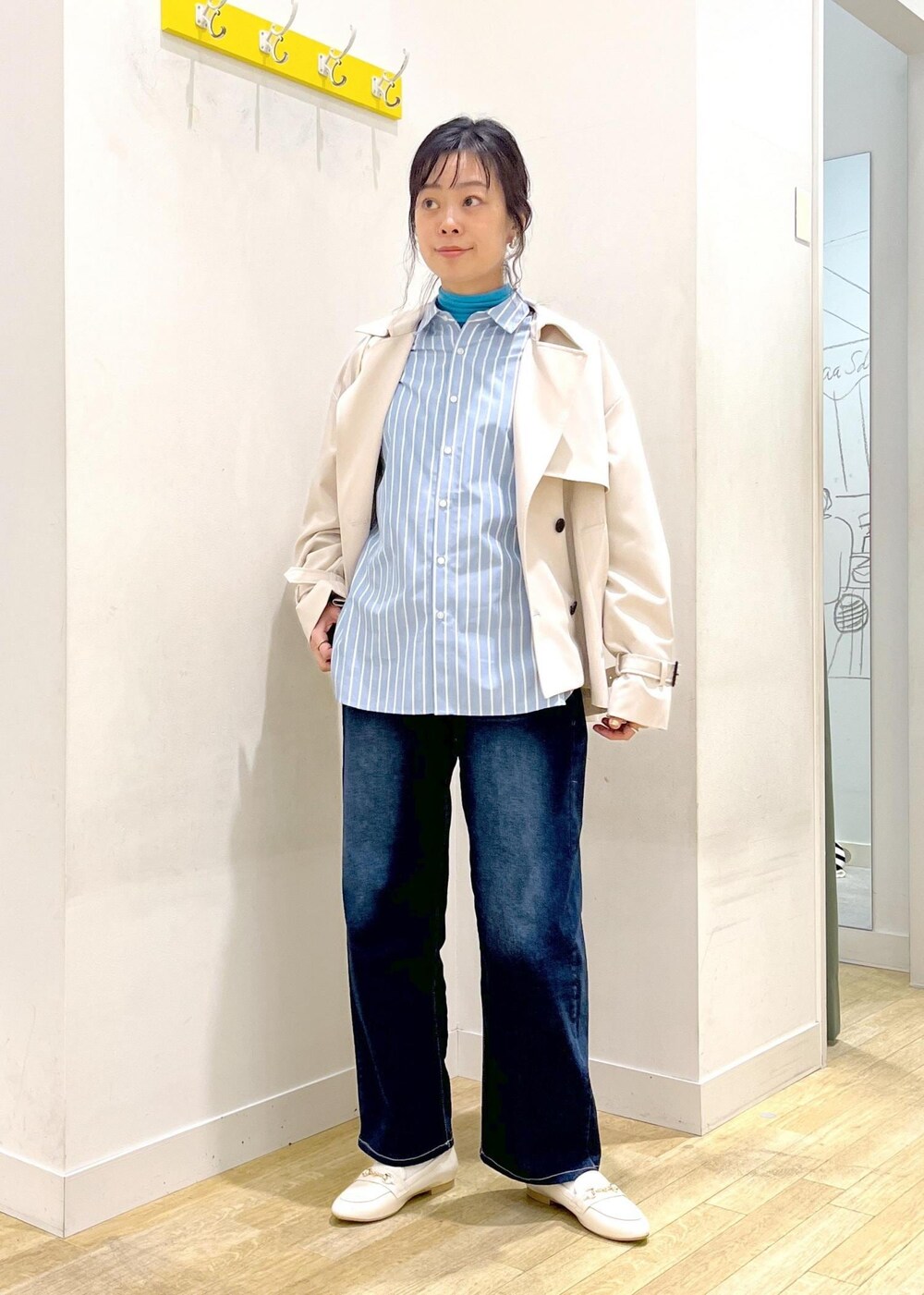 ブルー系のTシャツ/カットソー、ブルー系のシャツ/ブラウス、ベージュ系のトレンチコートを着用したレディースの春コーディネートの5枚目の写真