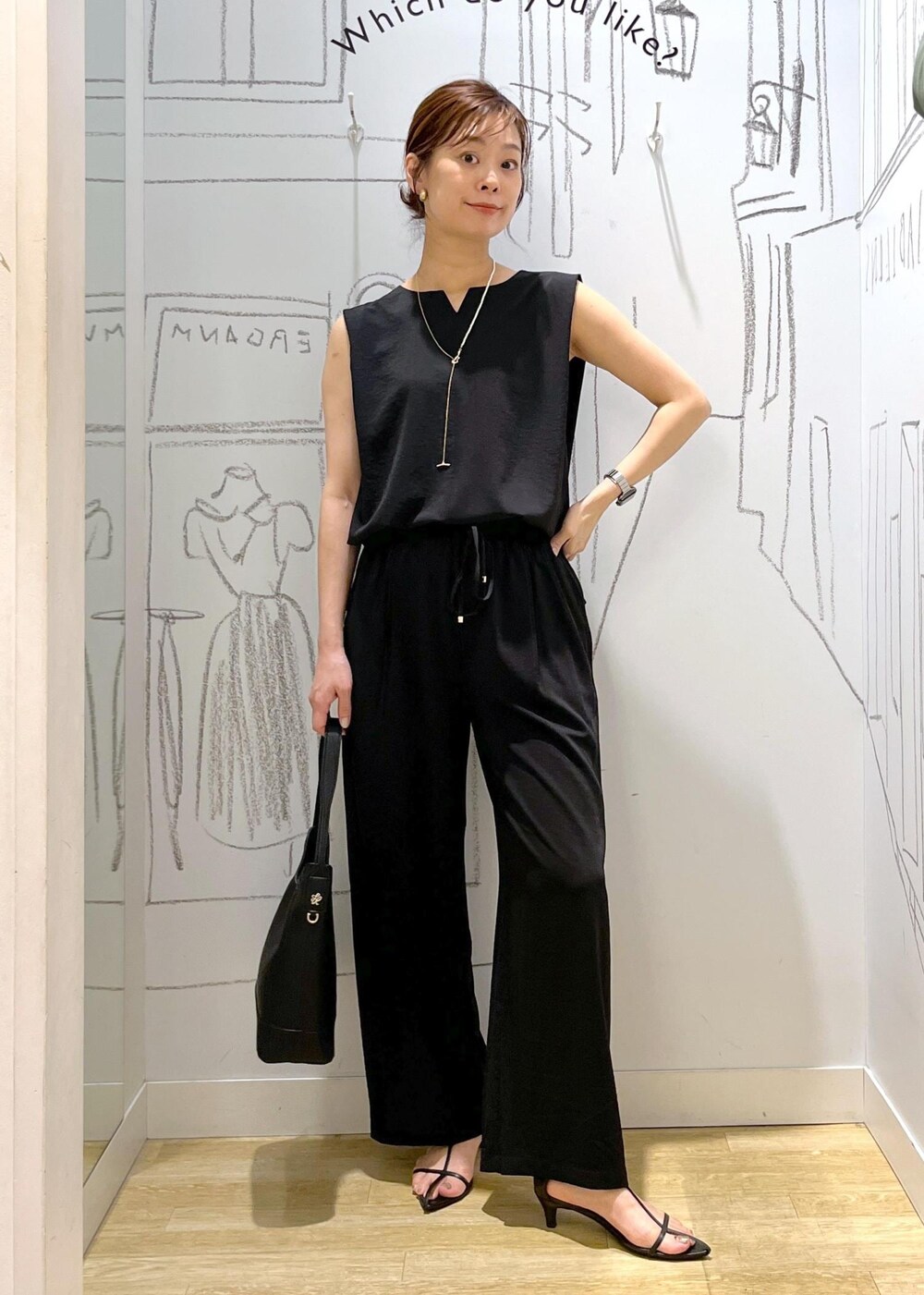 ブラック系のショルダーバッグ、ブラック系のその他パンツ、ブラック系のシャツ/ブラウスを着用したレディースの夏コーディネートの2枚目の写真