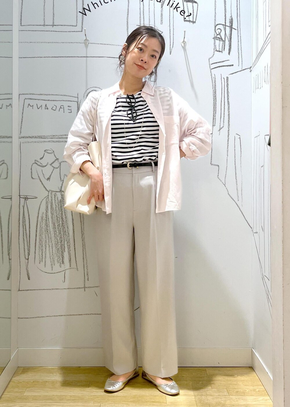 ピンク系のシャツ/ブラウス、ブルー系のTシャツ/カットソー、グレー系のその他パンツを着用したレディースの春コーディネートの3枚目の写真