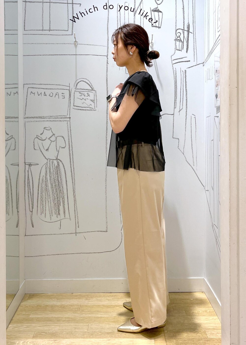 ベージュ系のチノパンツ、ブラウン系のトートバッグ、ブラック系のTシャツ/カットソーを着用したレディースの春コーディネートの6枚目の写真