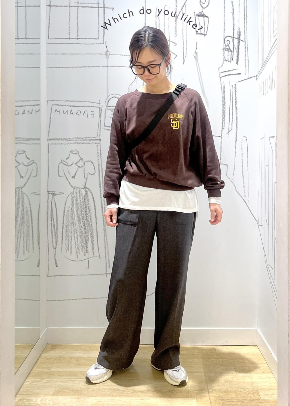 グレー系のその他パンツ、ホワイト系のTシャツ/カットソー、ブラウン系のスウェットを着用したレディースの秋コーディネートの3枚目の写真