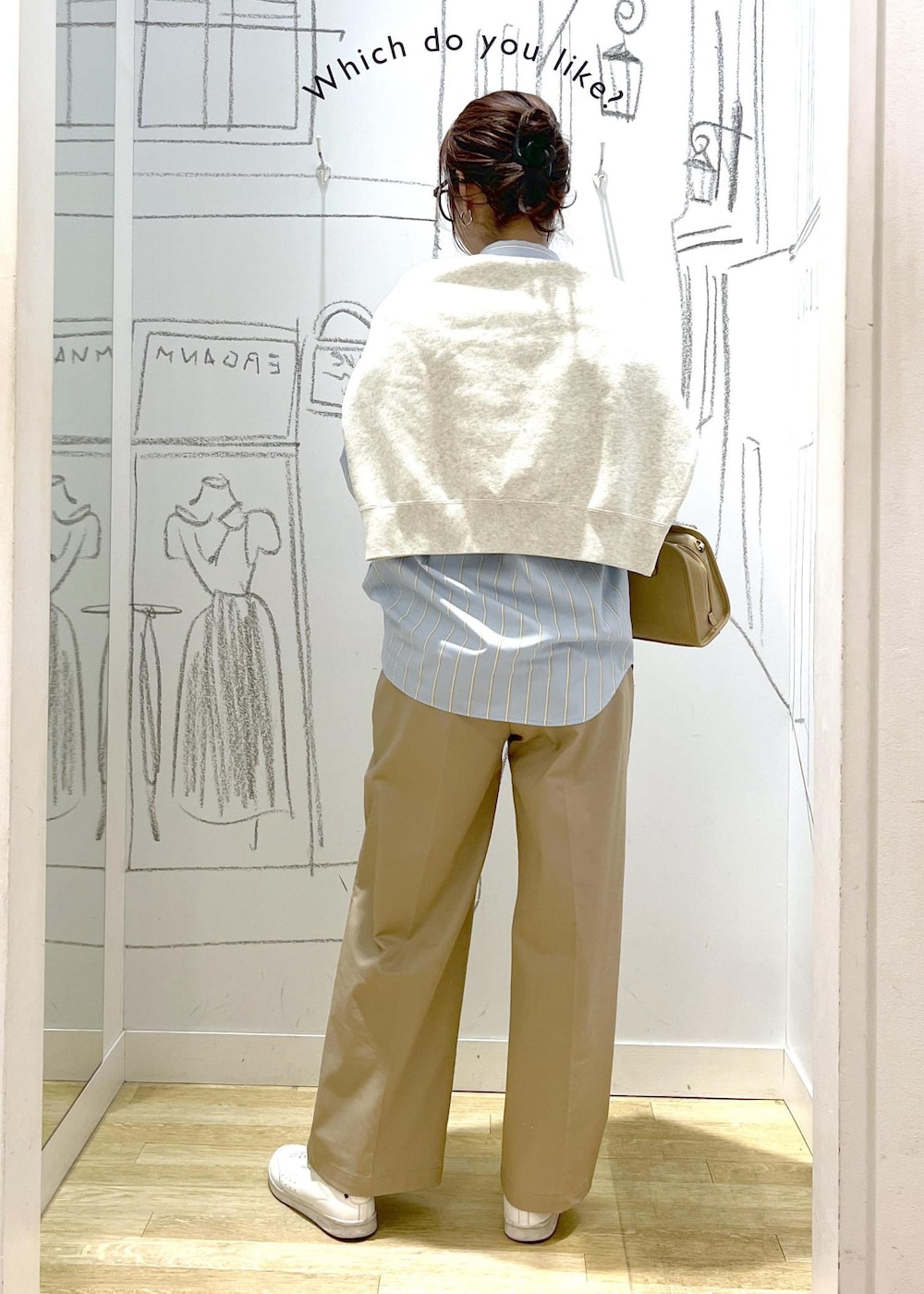 ホワイト系のスウェット、ベージュ系のチノパンツ、ブルー系のシャツ/ブラウスを着用したレディースの春コーディネートの4枚目の写真