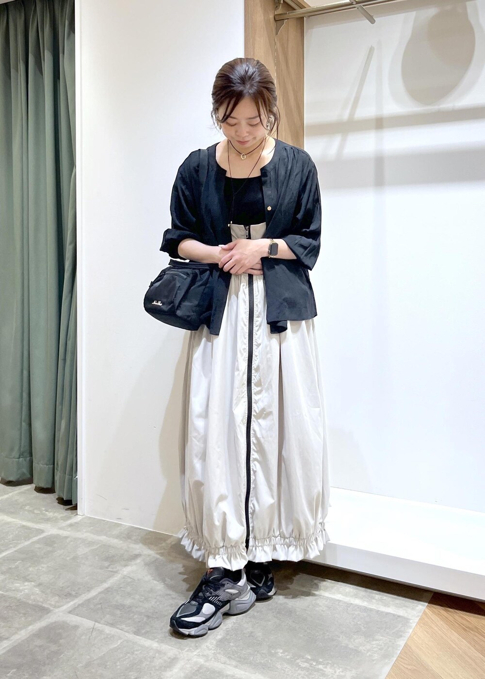 ブラック系のシャツ/ブラウス、グレー系のワンピース、ブラック系のショルダーバッグを着用したレディースの春コーディネートの4枚目の写真
