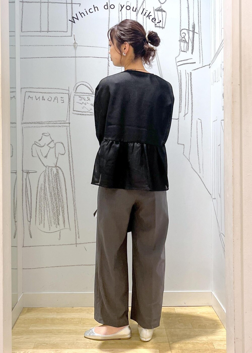 ブラック系のハンドバッグ、シルバー系のバレエシューズ、ブラック系のブルゾンを着用したレディースの春コーディネートの6枚目の写真