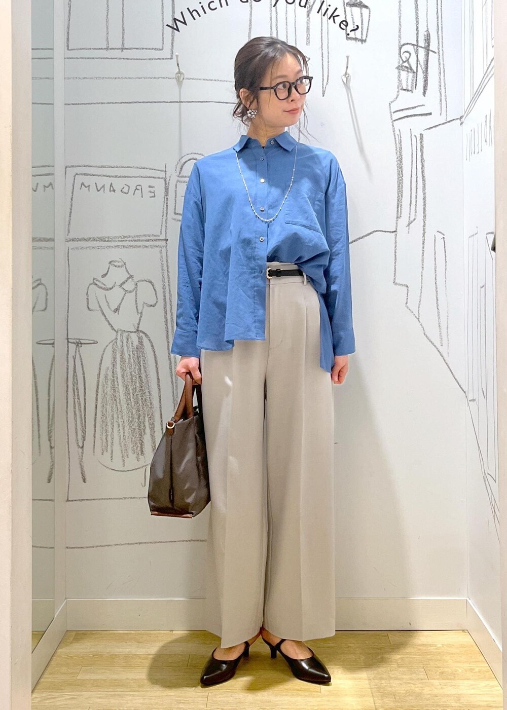 グレー系のショルダーバッグ、グレー系のその他パンツ、ブルー系のシャツ/ブラウスを着用したレディースの春コーディネートの6枚目の写真