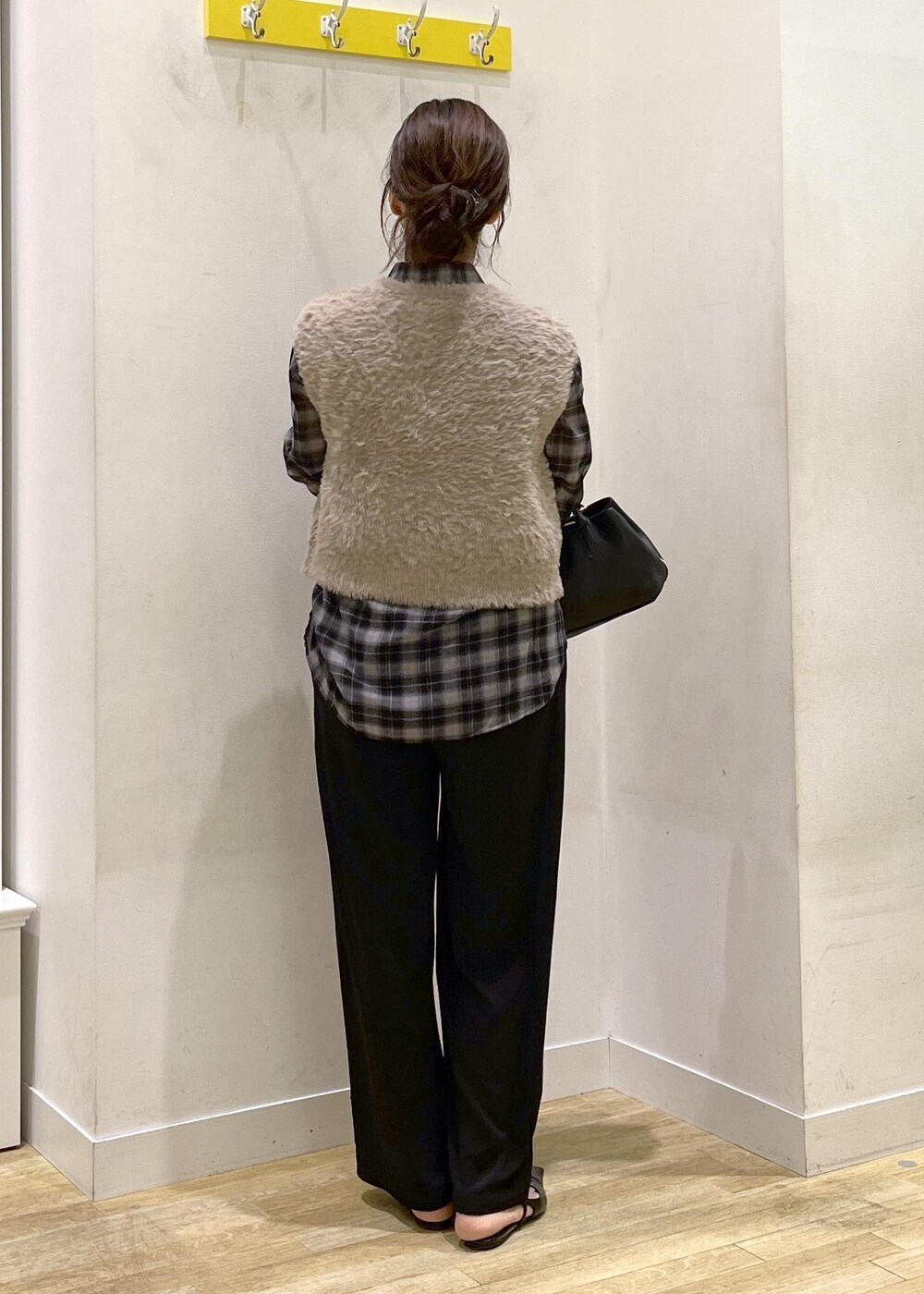ブラック系のその他パンツ、ブラック系のトートバッグ、ブラック系のシャツ/ブラウスを着用したレディースの秋コーディネートの5枚目の写真