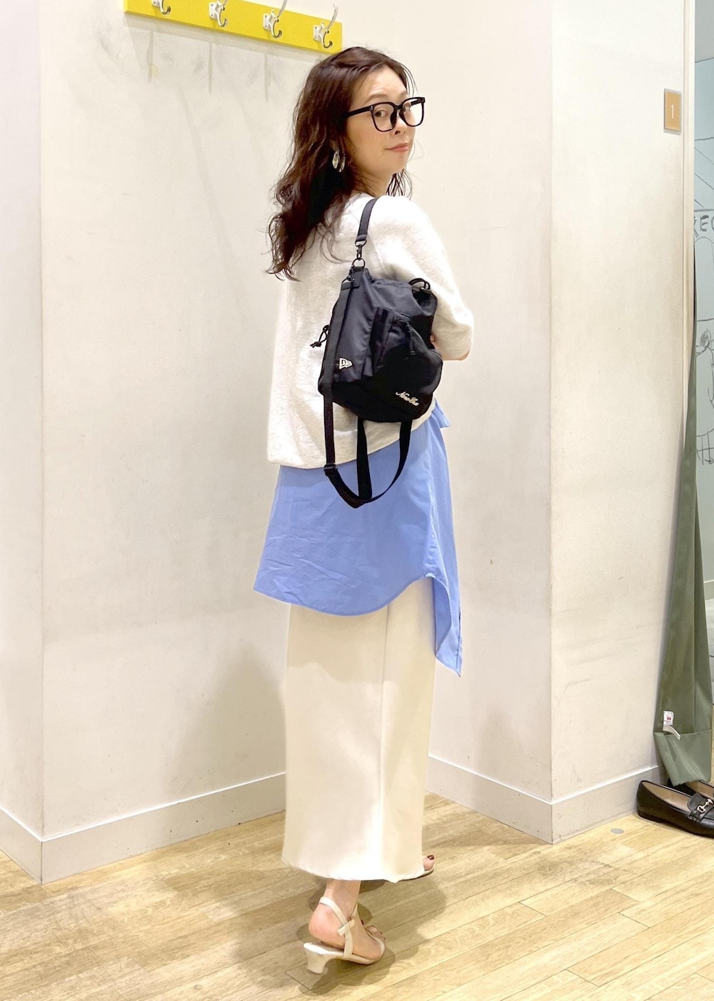 ホワイト系のスカート、ブルー系のシャツ/ブラウス、グレー系のTシャツ/カットソーを着用したレディースの夏コーディネートの4枚目の写真