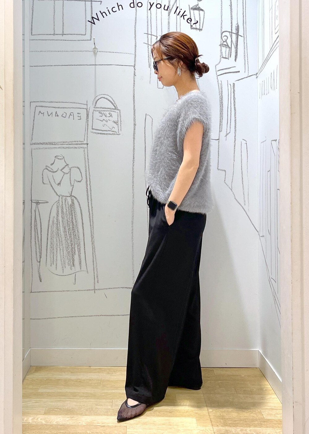 ブラック系のパンプス、ブラック系のショルダーバッグ、ブラック系のその他パンツを着用したレディースの夏コーディネートの7枚目の写真