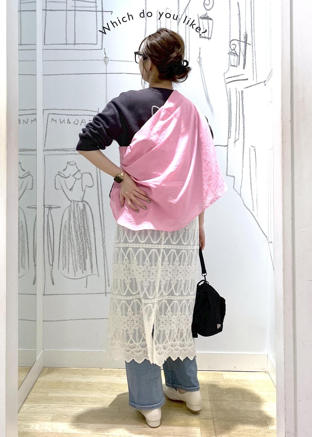 グレー系のニット/セーター、ブルー系のデニムパンツ、ホワイト系のワンピースを着用したレディースの春コーディネートの4枚目の写真