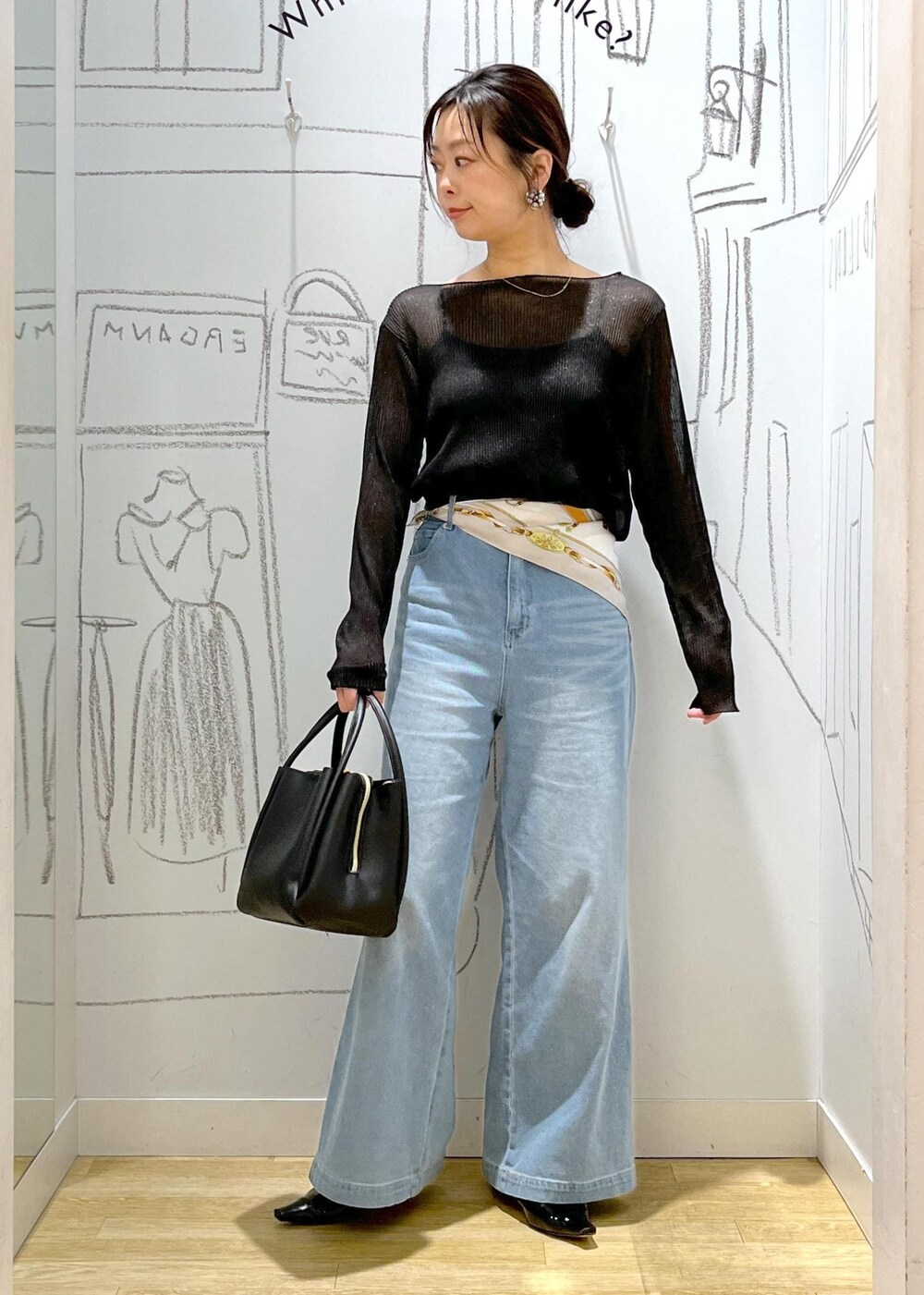 ブラック系のショルダーバッグ、ブラック系のTシャツ/カットソー、ブルー系のデニムパンツを着用したレディースの春コーディネートの3枚目の写真