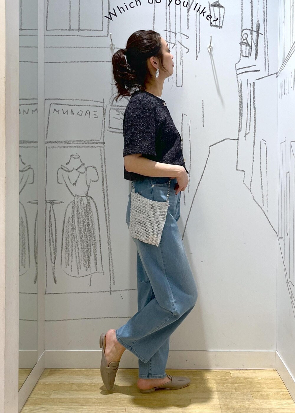 ブルー系のデニムパンツ、ホワイト系のニット/セーター、グレー系のノーカラージャケットを着用したレディースの夏コーディネートの4枚目の写真