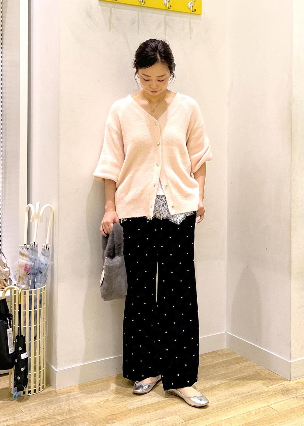 ピンク系のカーディガン/ボレロ、グレー系のトートバッグ、ブラック系のその他パンツを着用したレディースの秋コーディネートの2枚目の写真