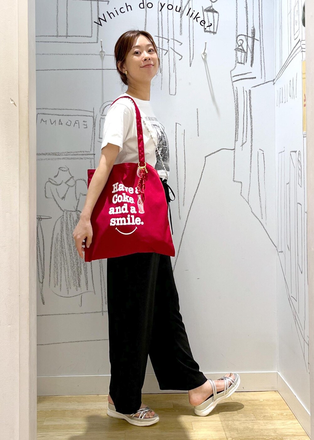 シルバー系のサンダル、ホワイト系のTシャツ/カットソー、ブラック系のその他パンツを着用したレディースの夏コーディネートの5枚目の写真