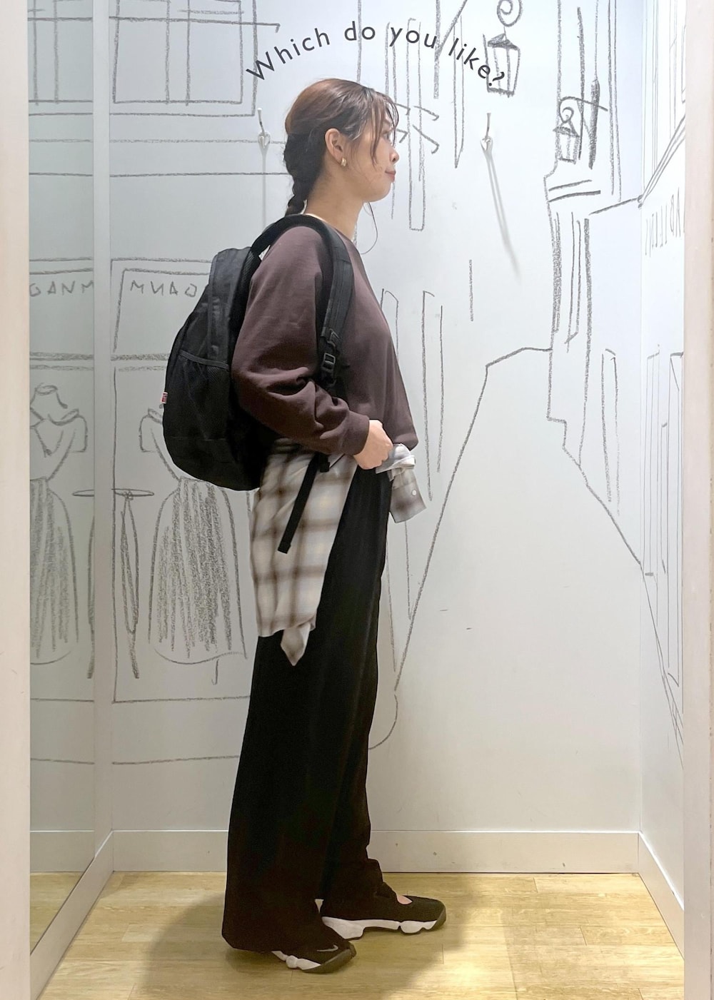 ブラック系のその他パンツ、ブルー系のシャツ/ブラウス、ブラウン系のスウェットを着用したレディースの秋コーディネートの3枚目の写真