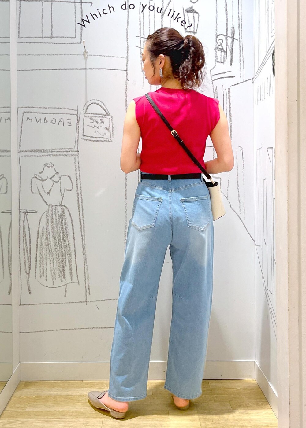 ブルー系のデニムパンツ、グレー系のローファー、ピンク系のニット/セーターを着用したレディースの夏コーディネートの5枚目の写真