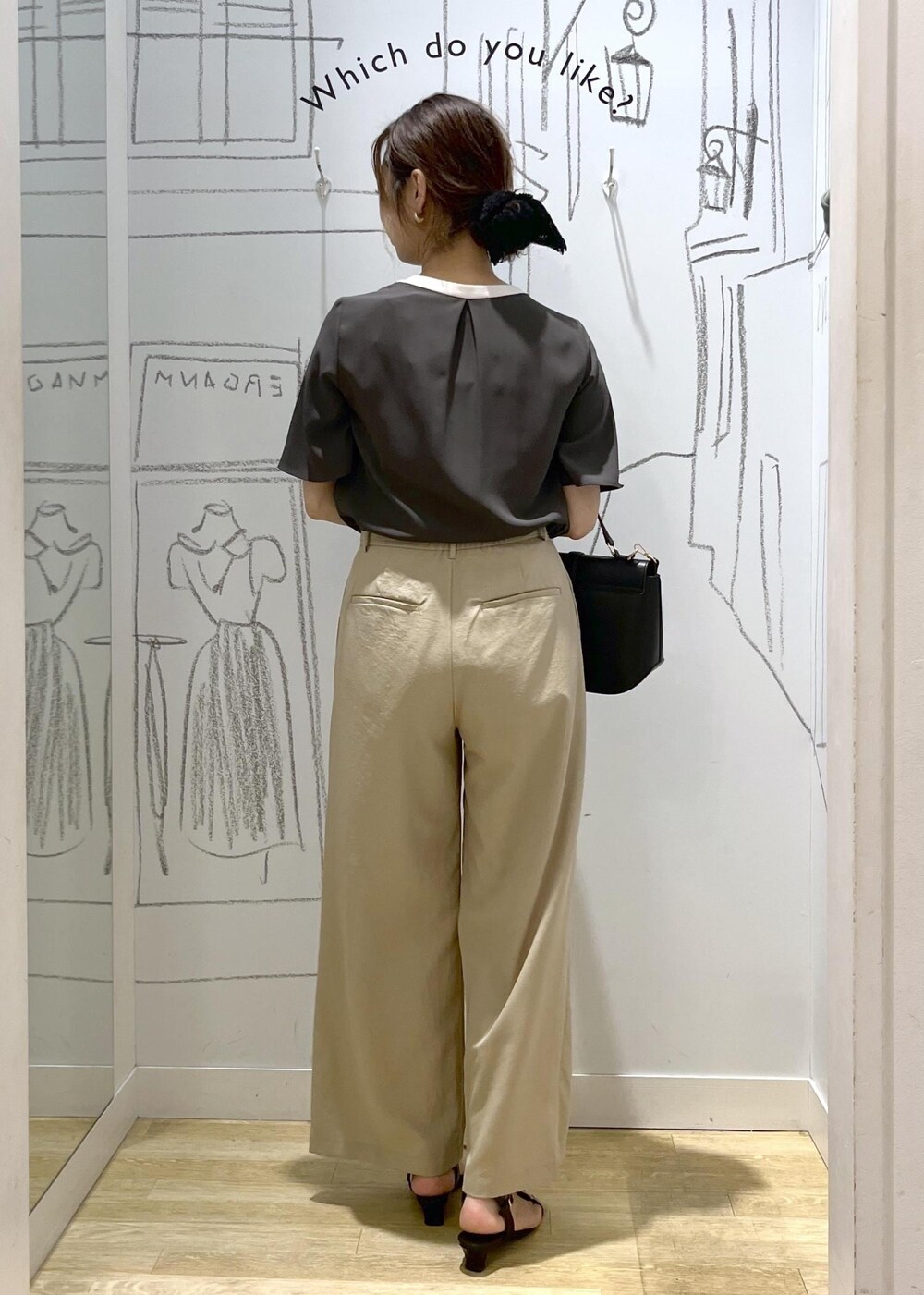 ブラック系のショルダーバッグ、グレー系のシャツ/ブラウス、ベージュ系のその他パンツを着用したレディースの夏コーディネートの6枚目の写真