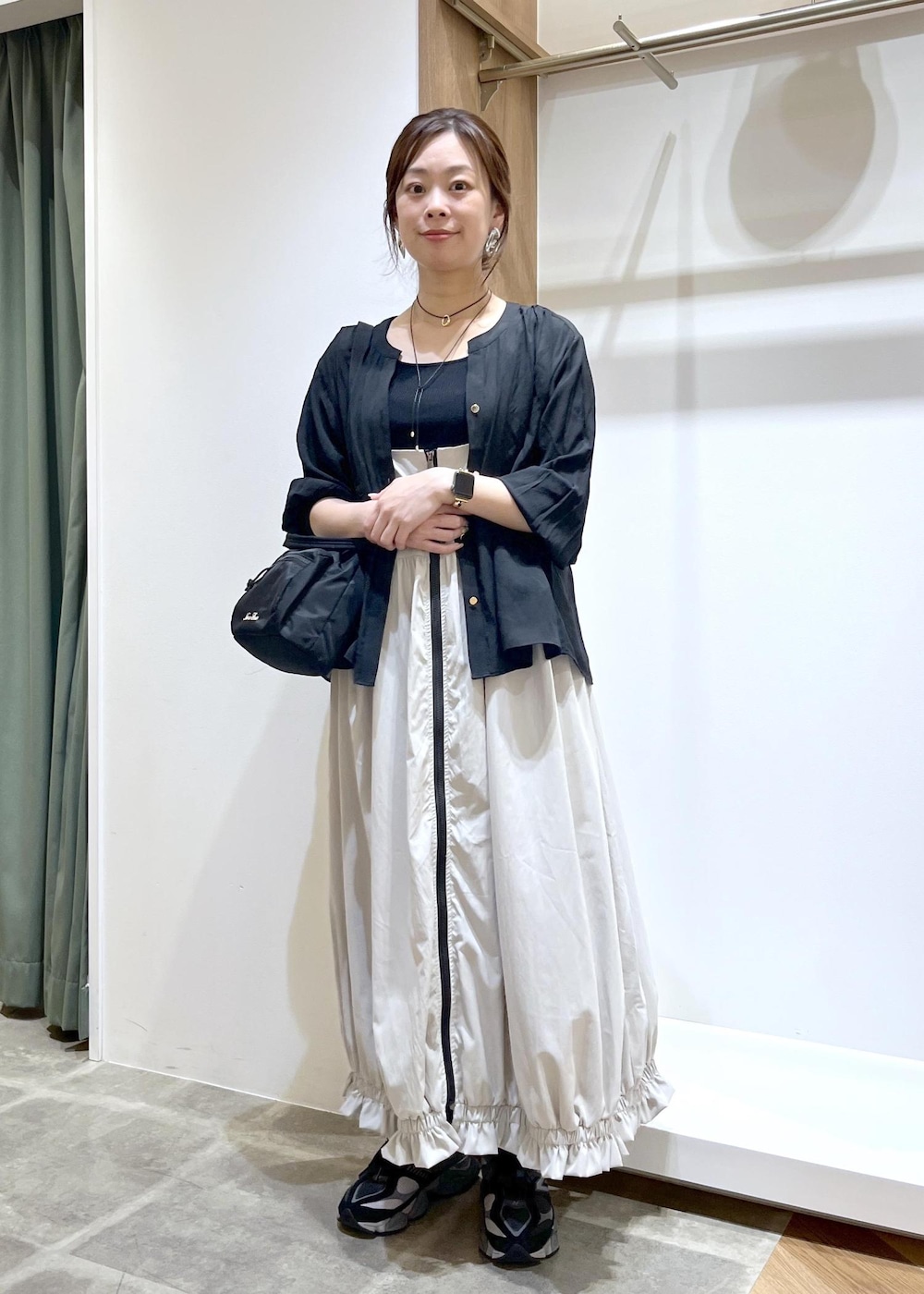 ブラック系のシャツ/ブラウス、グレー系のワンピース、ブラック系のショルダーバッグを着用したレディースの春コーディネートの3枚目の写真
