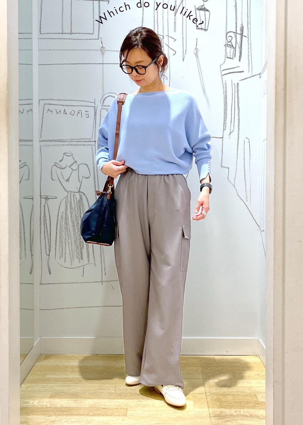 グレー系のカーゴパンツ、ブルー系のショルダーバッグ、ブルー系のニット/セーターを着用したレディースの冬コーディネートの2枚目の写真