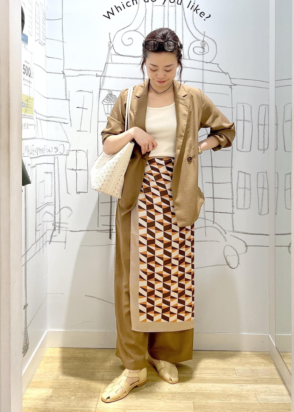 イエロー系のその他パンツ、イエロー系のテーラードジャケット、ベージュ系のサンダルを着用したレディースの春コーディネートの6枚目の写真