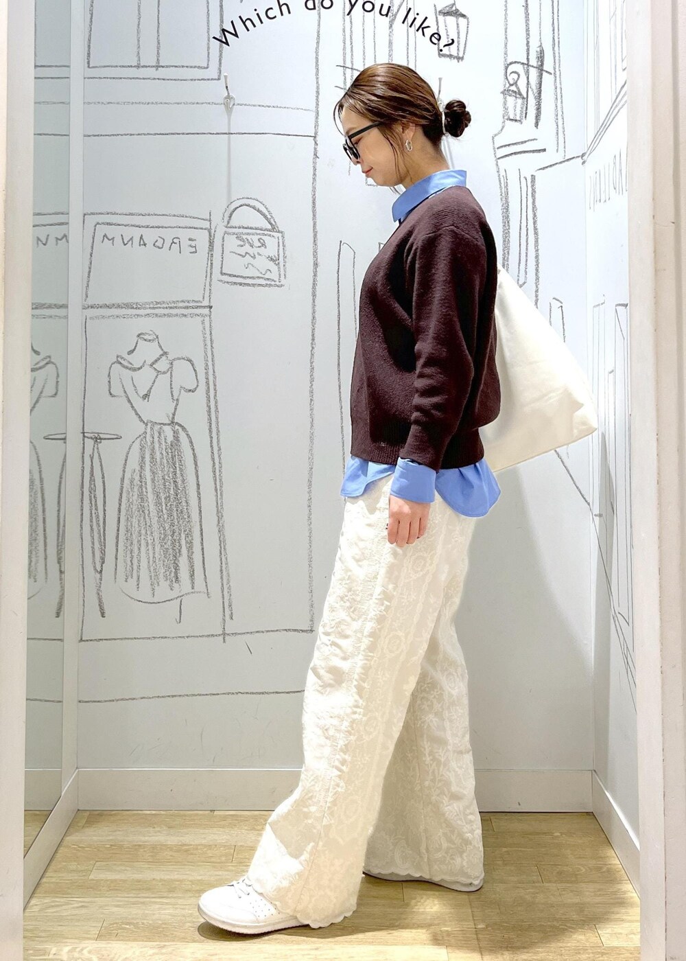 ブラウン系のニット/セーター、ブルー系のシャツ/ブラウス、ホワイト系のその他パンツを着用したレディースの冬コーディネートの4枚目の写真