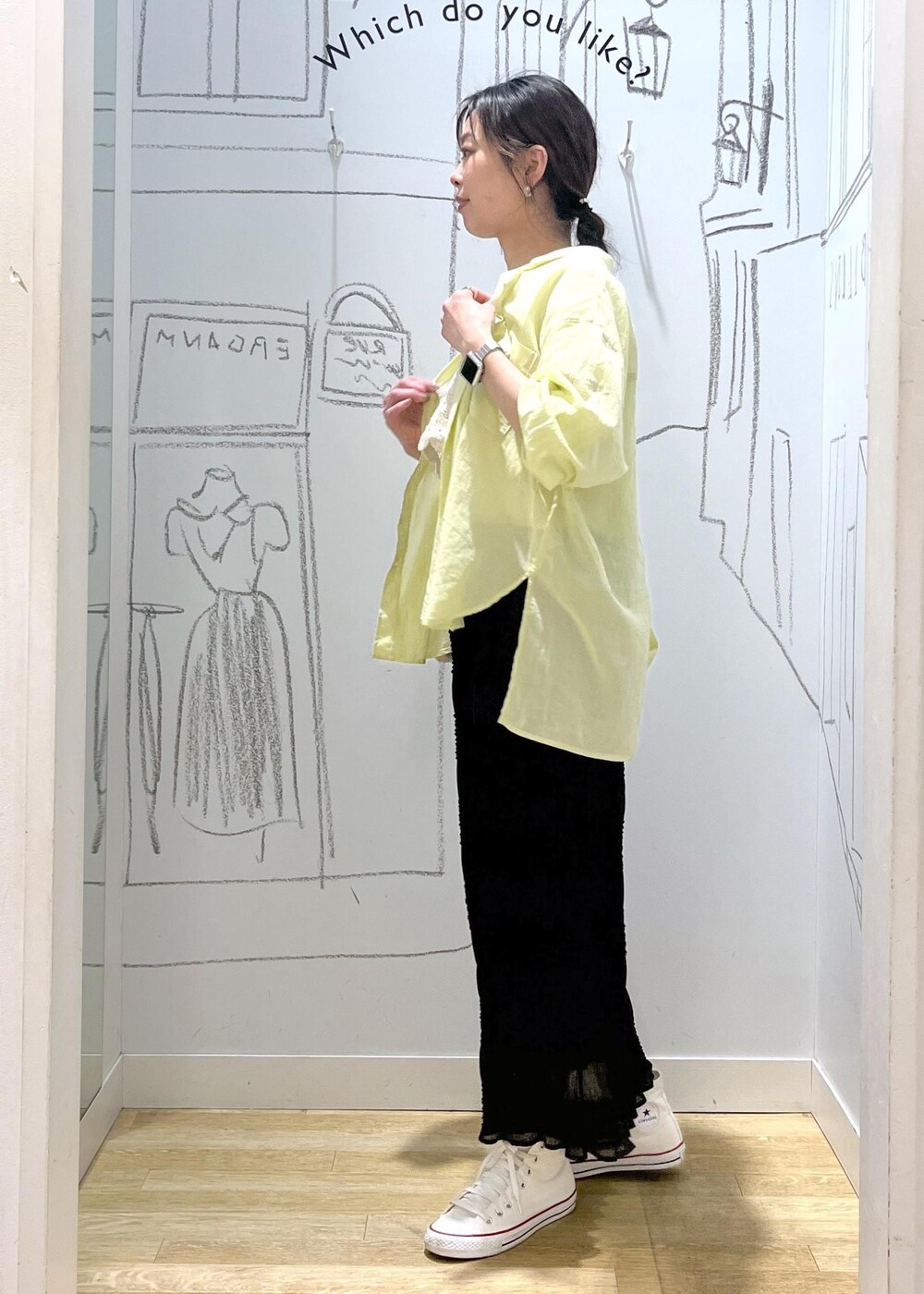 イエロー系のシャツ/ブラウス、ホワイト系のトートバッグ、グレー系のスカートを着用したレディースの春コーディネートの4枚目の写真