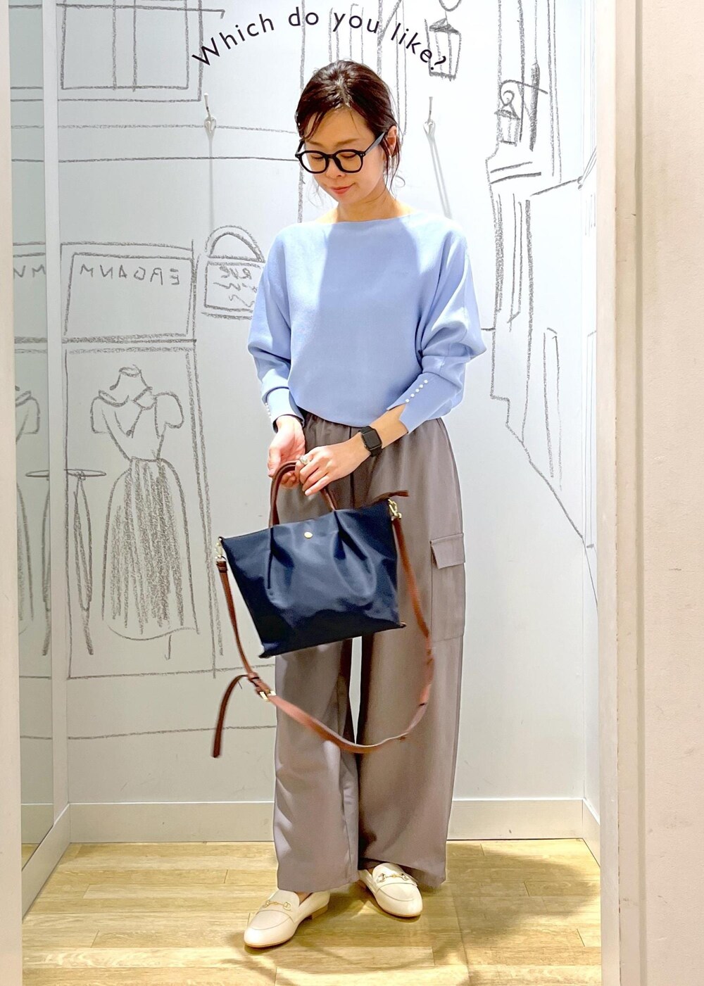 グレー系のカーゴパンツ、ブルー系のショルダーバッグ、ブルー系のニット/セーターを着用したレディースの冬コーディネートの6枚目の写真
