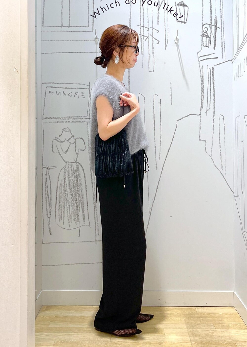 ブラック系のパンプス、ブラック系のショルダーバッグ、ブラック系のその他パンツを着用したレディースの夏コーディネートの5枚目の写真