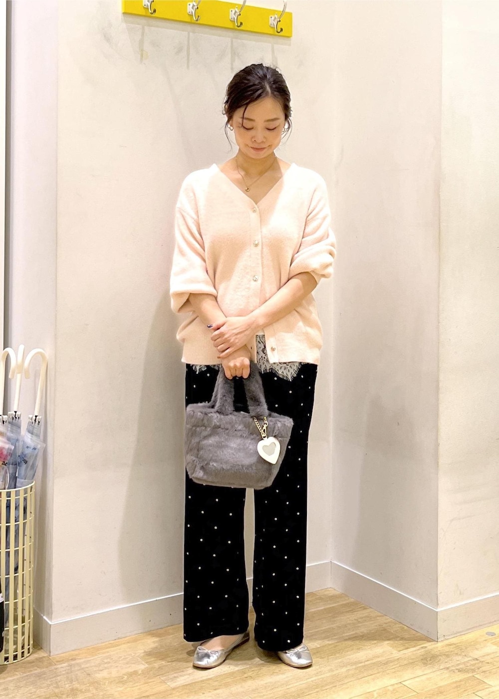 ピンク系のカーディガン/ボレロ、グレー系のトートバッグ、ブラック系のその他パンツを着用したレディースの秋コーディネートの6枚目の写真