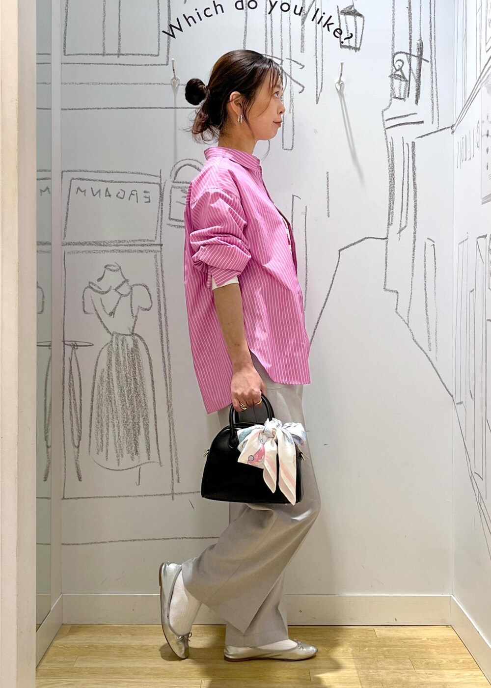 ピンク系のシャツ/ブラウス、グレー系のその他パンツ、シルバー系のバレエシューズを着用したレディースの春コーディネートの6枚目の写真