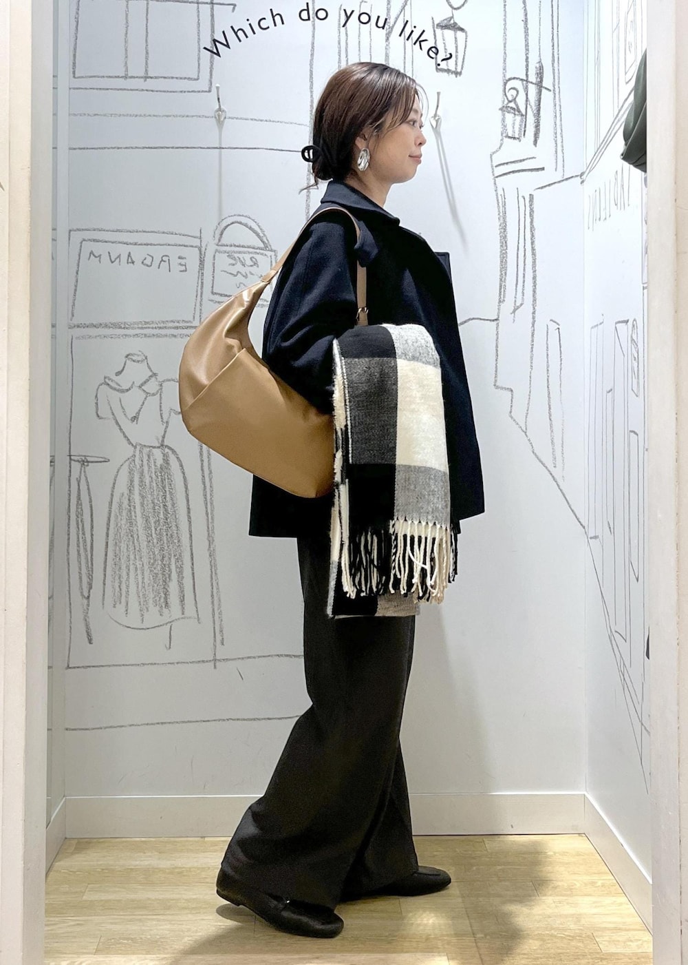 ブルー系のシャツ/ブラウス、ブルー系のその他アウター、グレー系のその他パンツを着用したレディースの秋コーディネートの2枚目の写真