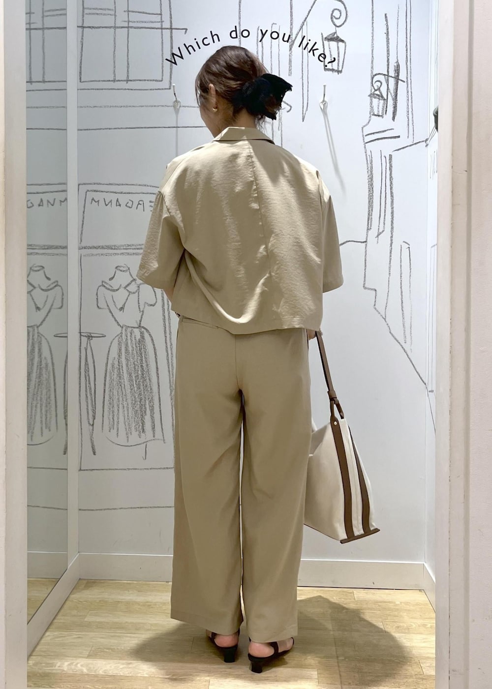 ブラウン系のニット/セーター、ベージュ系のその他パンツ、ベージュ系のテーラードジャケットを着用したレディースの夏コーディネートの5枚目の写真
