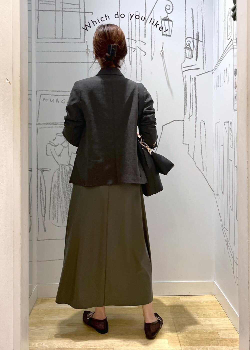 ブラック系のTシャツ/カットソー、ブラック系のショルダーバッグ、ブラック系のテーラードジャケットを着用したレディースの秋コーディネートの5枚目の写真