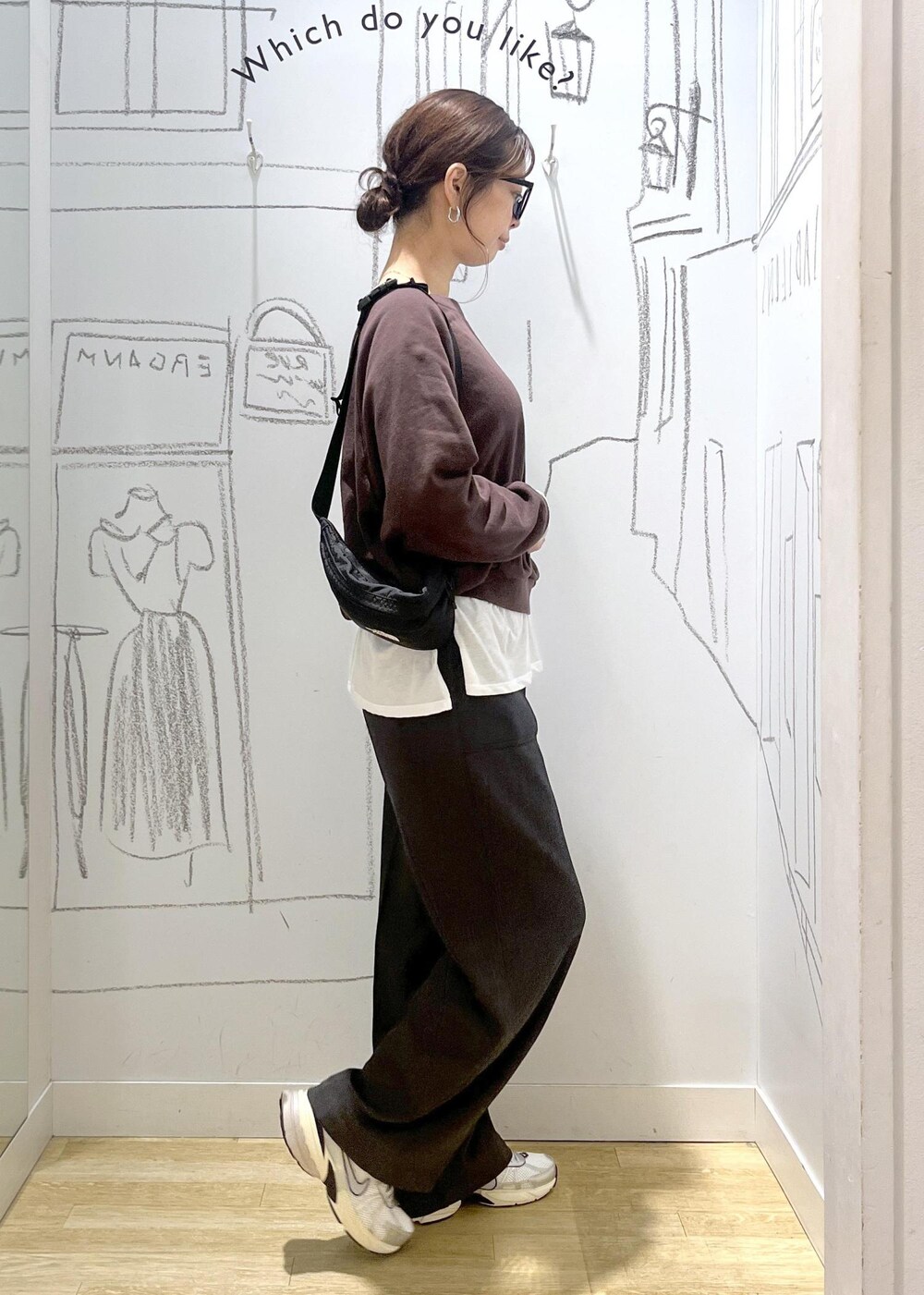 グレー系のその他パンツ、ホワイト系のTシャツ/カットソー、ブラウン系のスウェットを着用したレディースの秋コーディネートの7枚目の写真