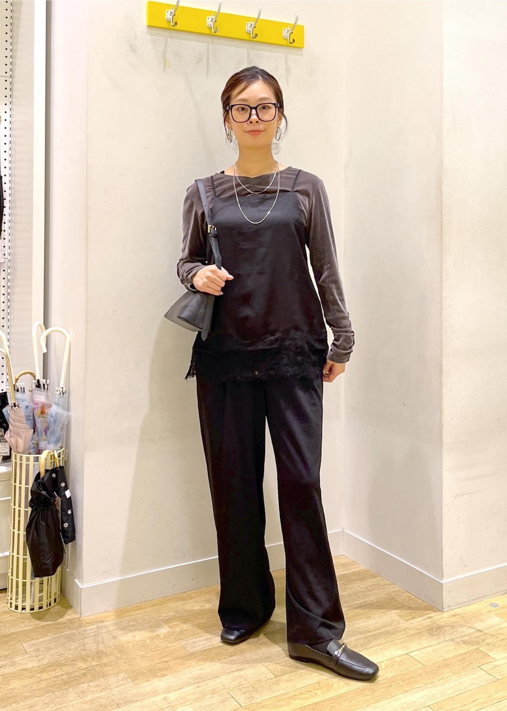 ブラック系のその他パンツ、ブラック系のキャミソール、ブラック系のショルダーバッグを着用したレディースの秋コーディネートの6枚目の写真