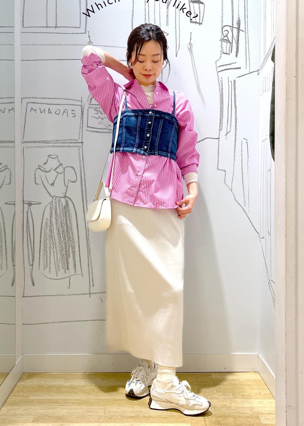 グレー系のスカート、ブルー系のベスト、ピンク系のシャツ/ブラウスを着用したレディースの春コーディネートの6枚目の写真