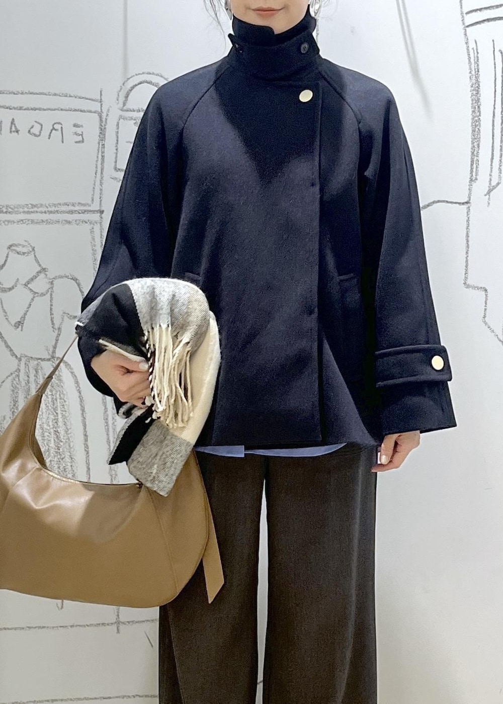 ブルー系のシャツ/ブラウス、ブルー系のその他アウター、グレー系のその他パンツを着用したレディースの秋コーディネートの6枚目の写真