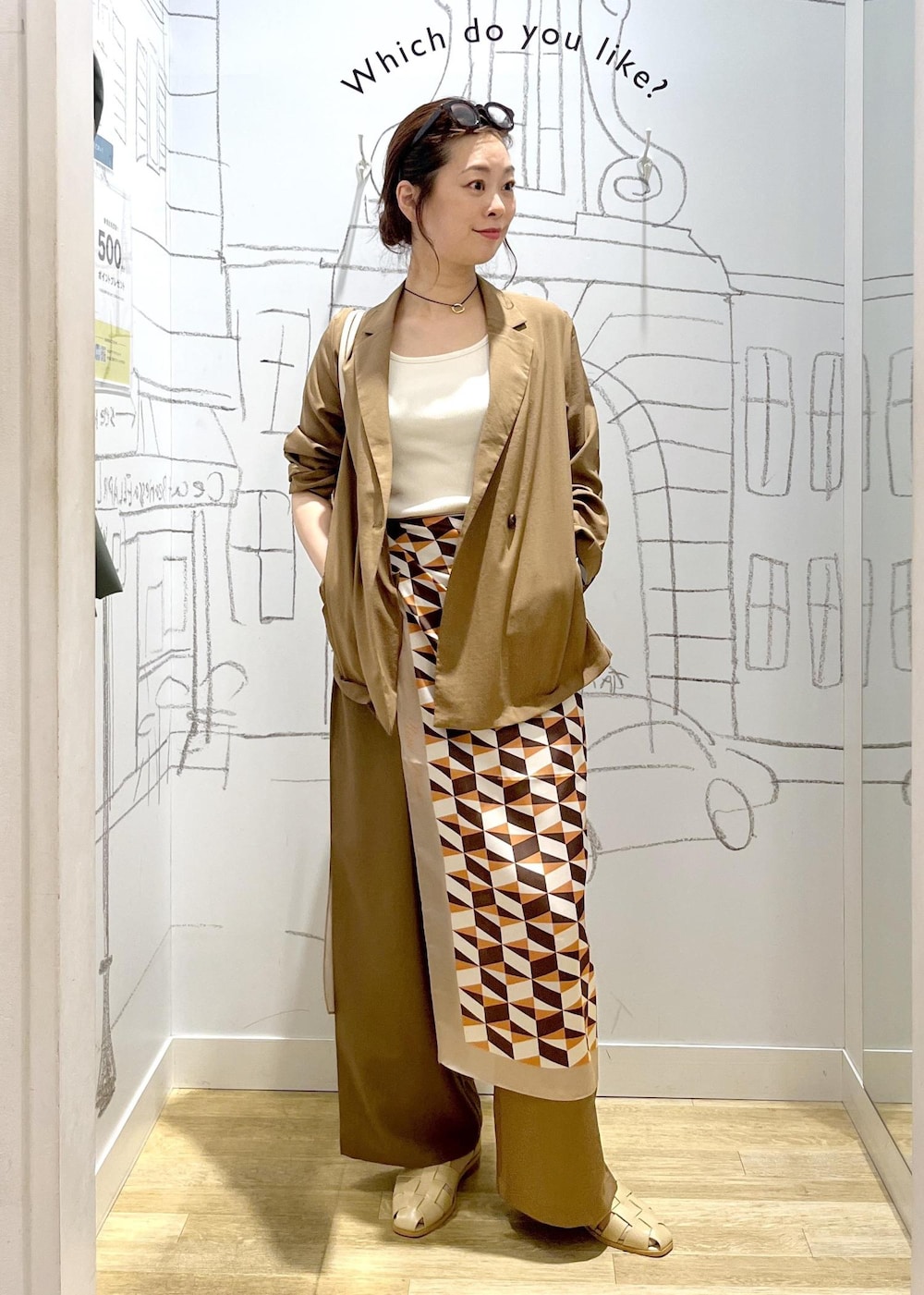 イエロー系のその他パンツ、イエロー系のテーラードジャケット、ベージュ系のサンダルを着用したレディースの春コーディネートの2枚目の写真