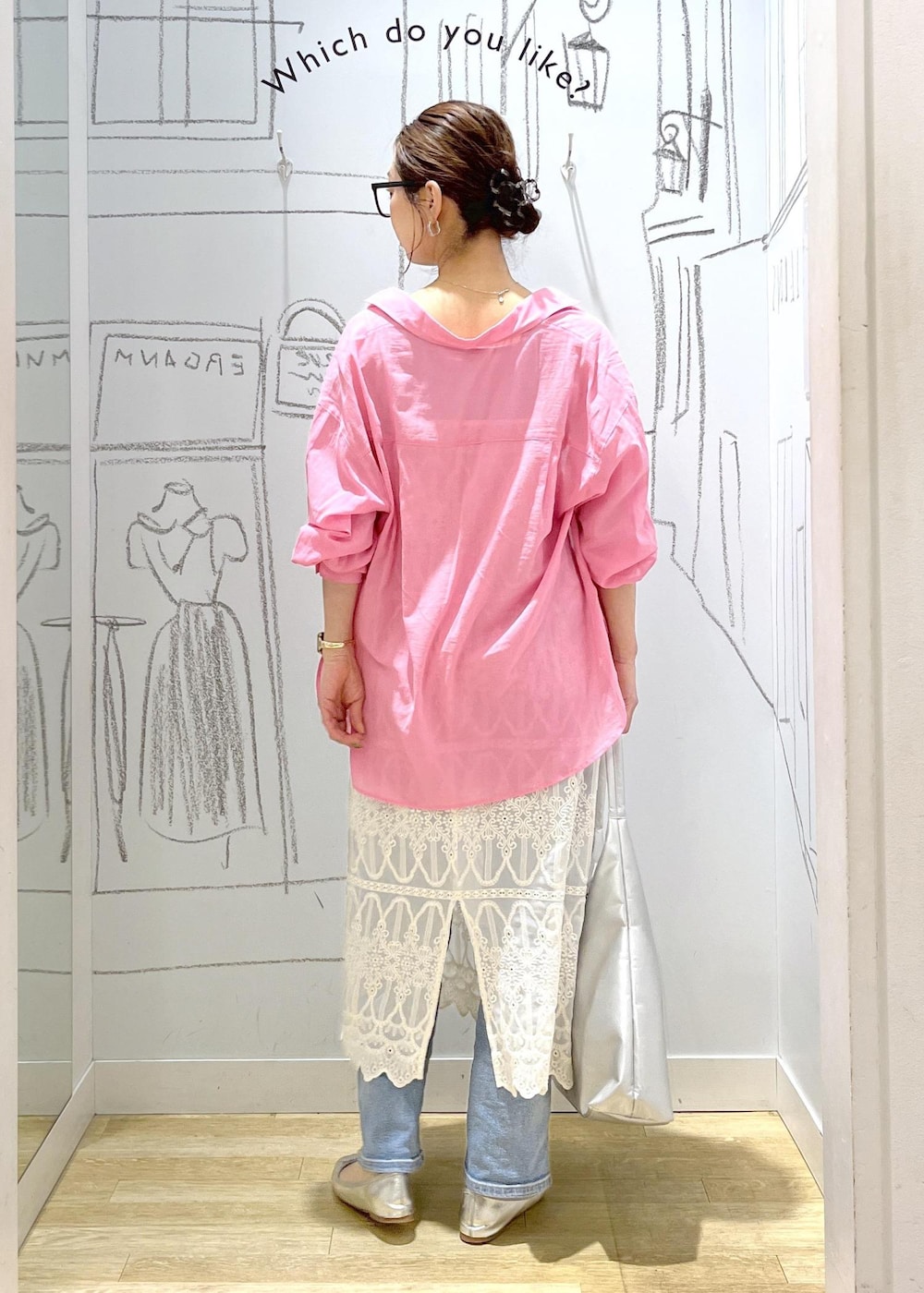 ブルー系のデニムパンツ、ホワイト系のワンピース、ピンク系のシャツ/ブラウスを着用したレディースの春コーディネートの4枚目の写真