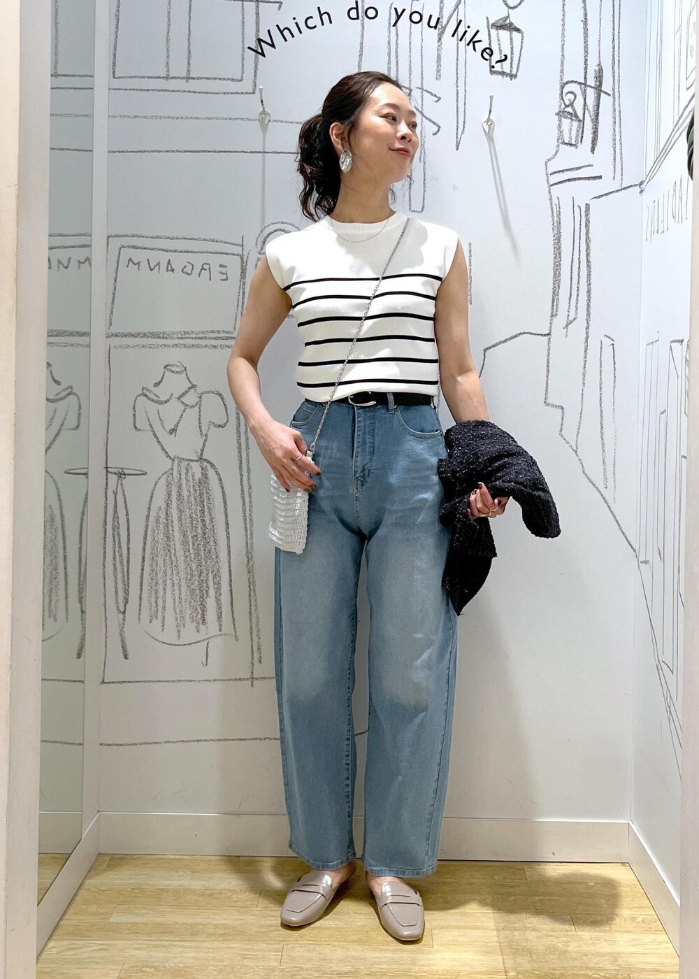 ブルー系のデニムパンツ、グレー系のローファー、ホワイト系のニット/セーターを着用したレディースの夏コーディネートの3枚目の写真