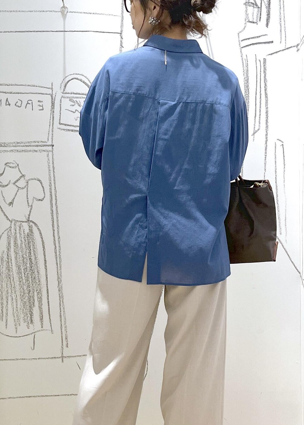 グレー系のショルダーバッグ、グレー系のその他パンツ、ブルー系のシャツ/ブラウスを着用したレディースの春コーディネートの7枚目の写真