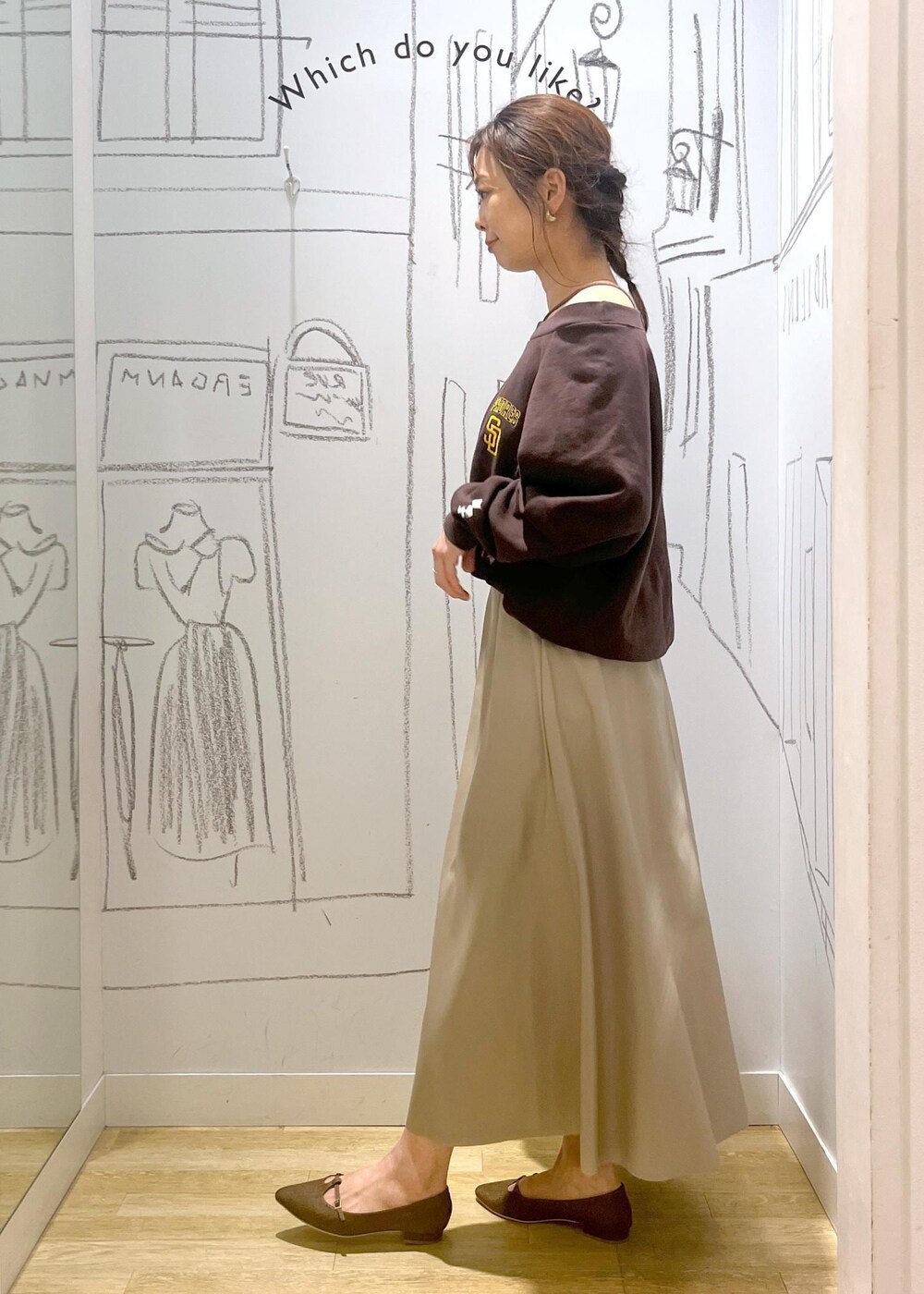 ベージュ系のスカート、ブラウン系のパンプス、ブラウン系のスウェットを着用したレディースの秋コーディネートの7枚目の写真