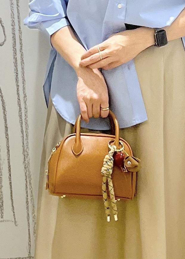 ベージュ系のスカート、ブラウン系のパンプス、ブルー系のシャツ/ブラウスを着用したレディースの秋コーディネートの6枚目の写真