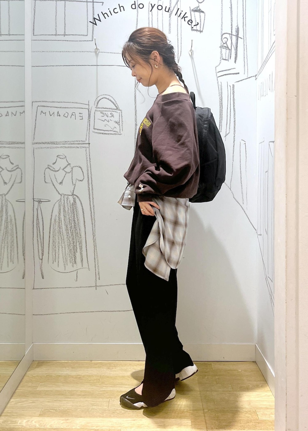 ブラック系のその他パンツ、ブルー系のシャツ/ブラウス、ブラウン系のスウェットを着用したレディースの秋コーディネートの5枚目の写真