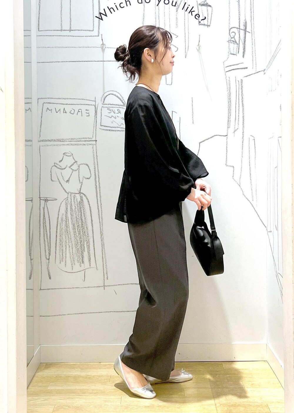 ブラック系のハンドバッグ、シルバー系のバレエシューズ、ブラック系のブルゾンを着用したレディースの春コーディネートの2枚目の写真