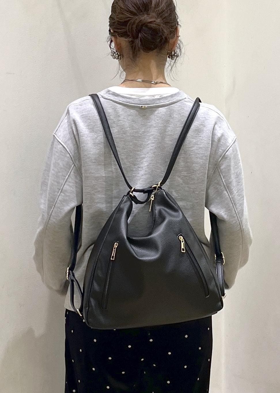 グレー系のスウェット、ブラック系のビジネスバッグ、ブラック系のその他パンツを着用したレディースの秋コーディネートの7枚目の写真