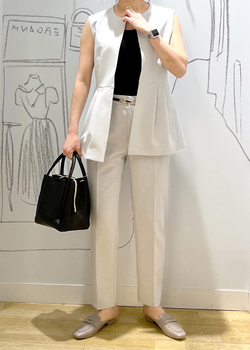 ブラック系のショルダーバッグ、グレー系のローファー、グレー系のスラックスを着用したレディースの夏コーディネートの8枚目の写真