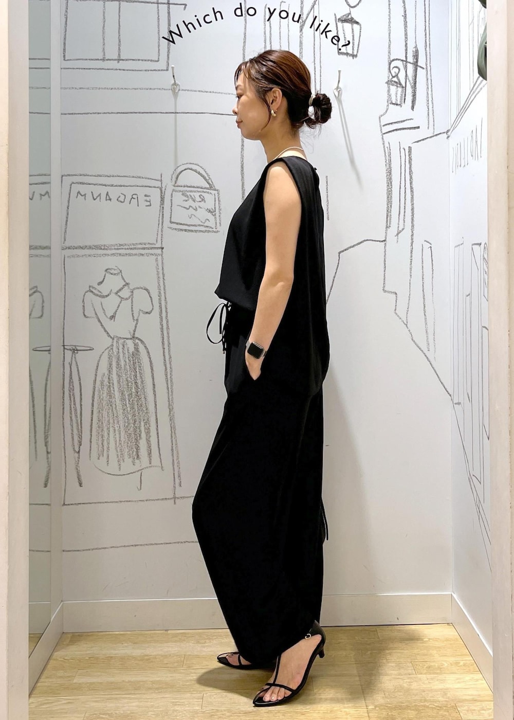 ブラック系のショルダーバッグ、ブラック系のその他パンツ、ブラック系のシャツ/ブラウスを着用したレディースの夏コーディネートの4枚目の写真