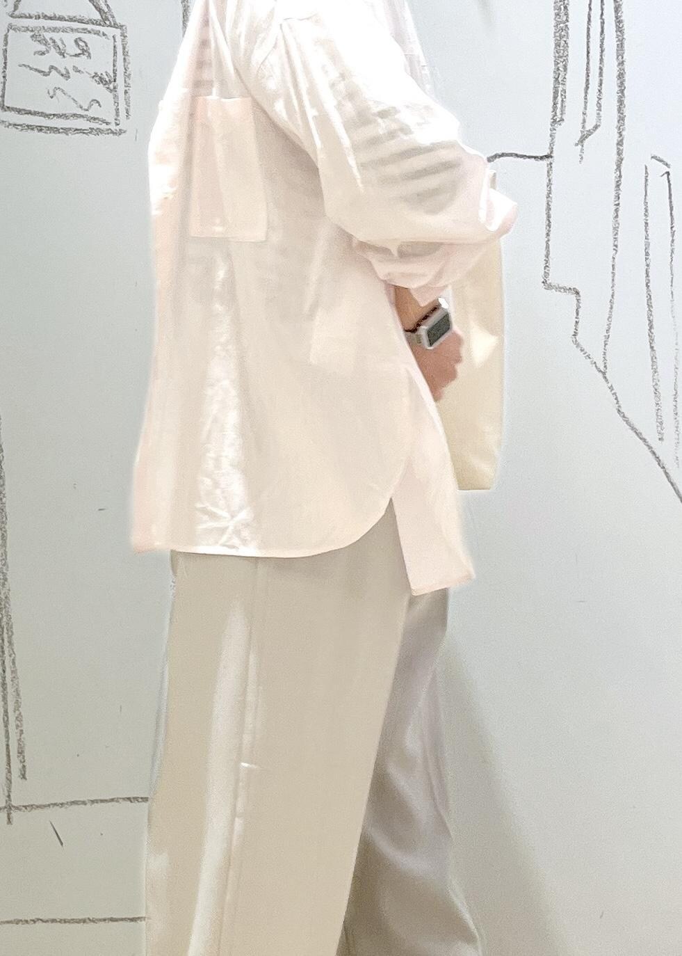 ピンク系のシャツ/ブラウス、ブルー系のTシャツ/カットソー、グレー系のその他パンツを着用したレディースの春コーディネートの6枚目の写真